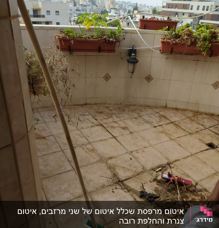 מרפסת עם מטאטא ירוק על הרצפה